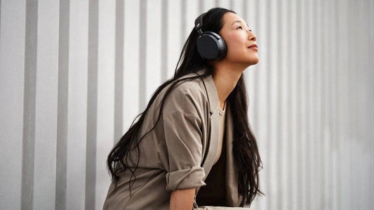 Perbandingan Sennheiser Momentum 4 vs Sony WH-1000XM5